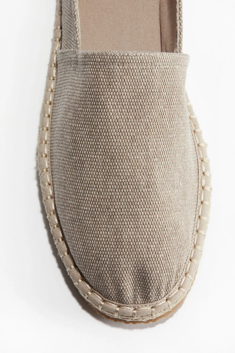 اتش اند ام حذاء من الكنفاز