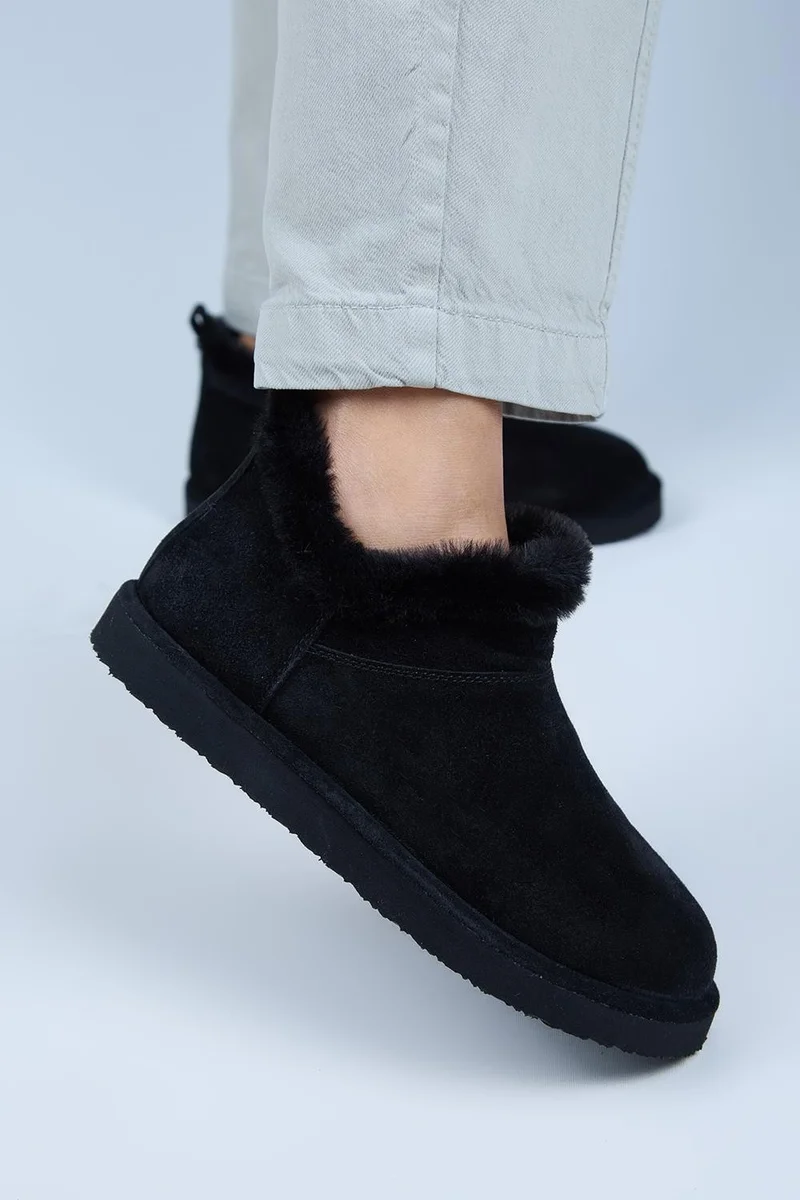 مانجيرو حذاء نسائي قصير أسود من الجلد الطبيعي من مانيجيرو كورا مزين بالفرو