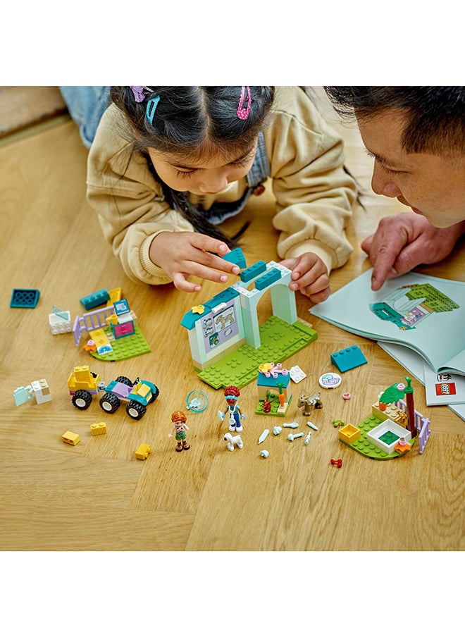 LEGO - 42632 لعبة عيادة الحيوانات الزراعية أصدقاء، دور الرعاية الطبية المخلوقات، مجموعة بناء هدية للأطفال، الفتيات والفتيان من 4 سنوات وما فوق مع شخصيتين مصغرتين و3 حيوانات (161 قطعة) - Image 1