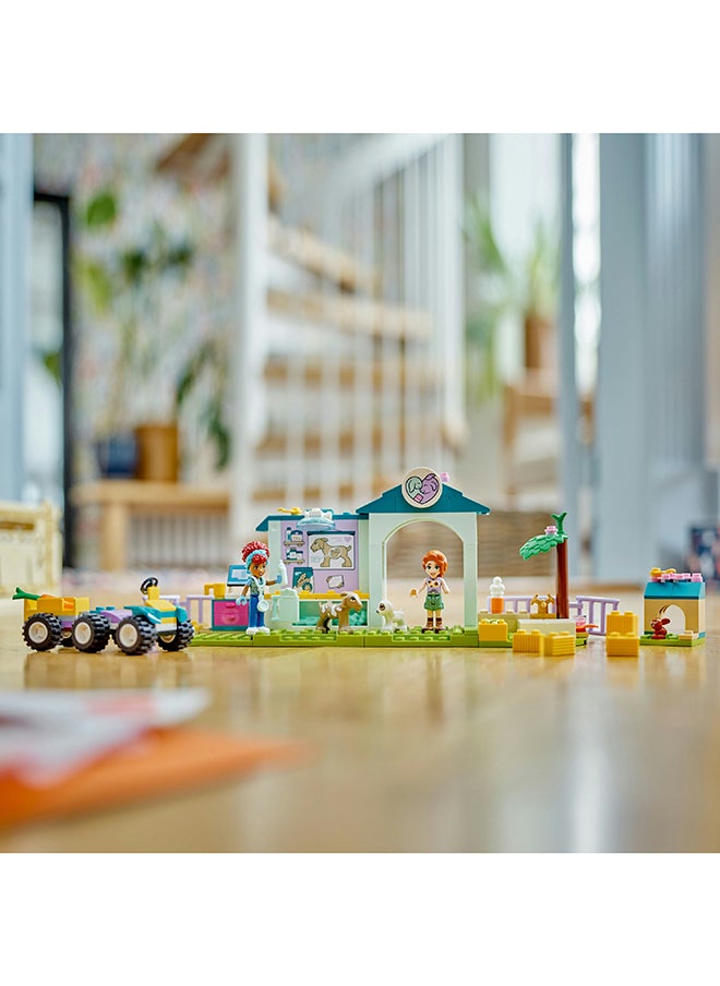 LEGO - 42632 لعبة عيادة الحيوانات الزراعية أصدقاء، دور الرعاية الطبية المخلوقات، مجموعة بناء هدية للأطفال، الفتيات والفتيان من 4 سنوات وما فوق مع شخصيتين مصغرتين و3 حيوانات (161 قطعة) - Image 1
