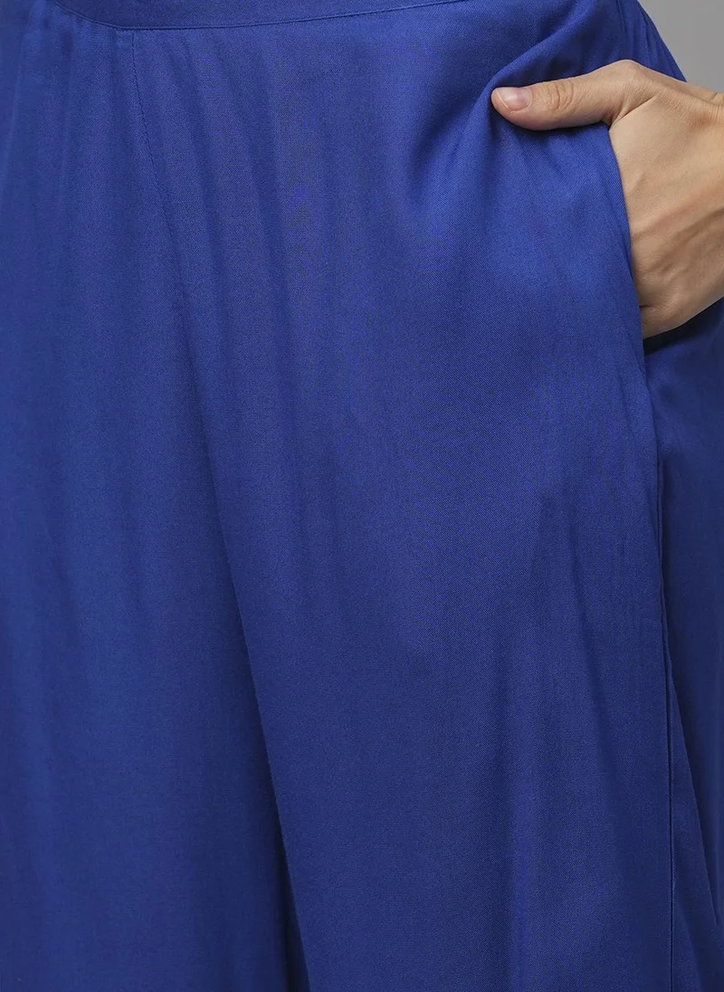 جلو باص طقم كورتا نسائي بطبعة عرقية بياقة هالتر وفتحة مفتاح مع بنطال مستقيم