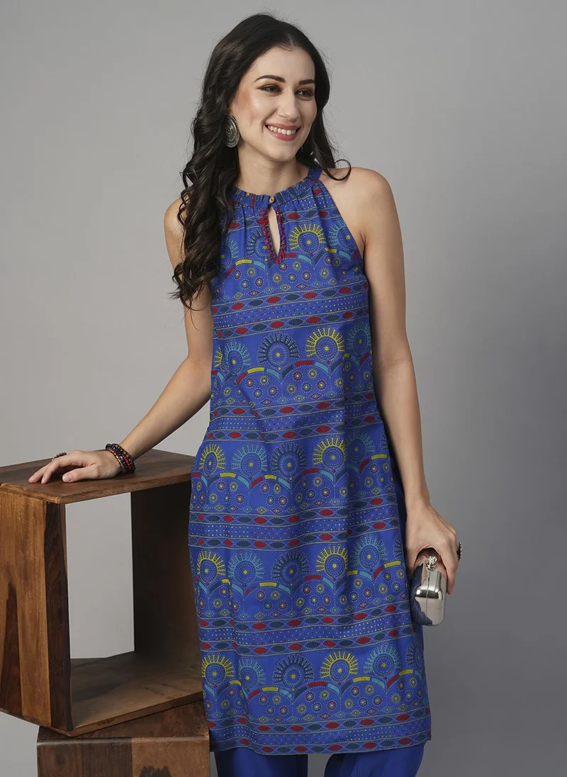 جلو باص طقم كورتا نسائي بطبعة عرقية بياقة هالتر وفتحة مفتاح مع بنطال مستقيم