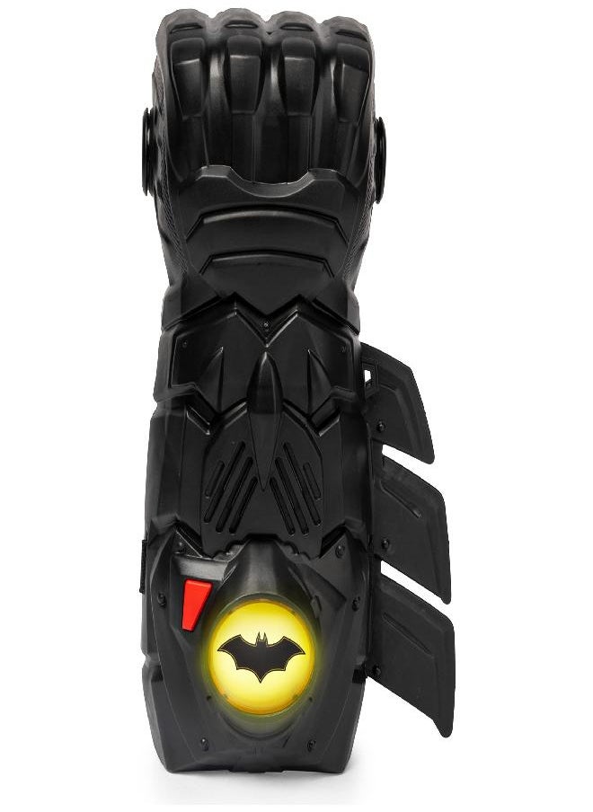 DC Comics DC Comics BATMAN, Interactive Gauntlet with Over 15 Phrases and Sounds, Kids Toys for Boys Aged 4 and Up  - Image 1