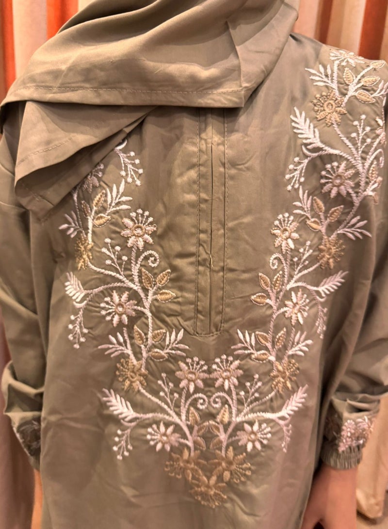 شرشف صلاة فاخر، ناعم ومطرز بلمسات ورود أنيقة، مع حجاب مدمج وتغطية كاملة لمظهر محتشم وراحة مثالية، بمقاس واحد يناسب الجميع - Image 1