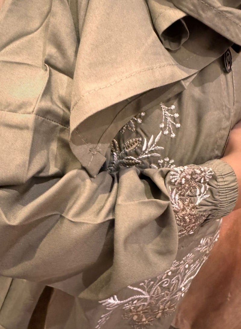 شرشف صلاة فاخر، ناعم ومطرز بلمسات ورود أنيقة، مع حجاب مدمج وتغطية كاملة لمظهر محتشم وراحة مثالية، بمقاس واحد يناسب الجميع - Image 2