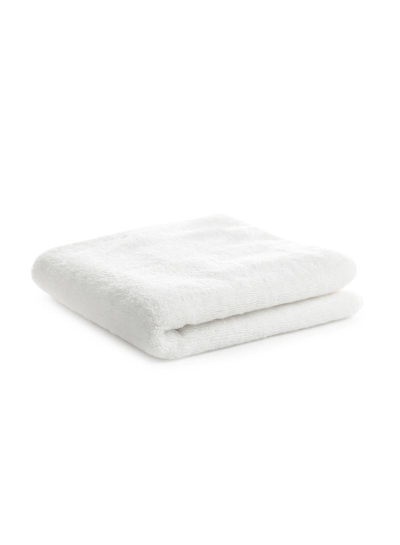 Banotex Plain white body towel, size (140*70), 100% Egyptian made, made of the finest types of Egyptian cotton to give softness and fast absorption, characterized by its edges, which adds a touch to its appearance. - Image 1