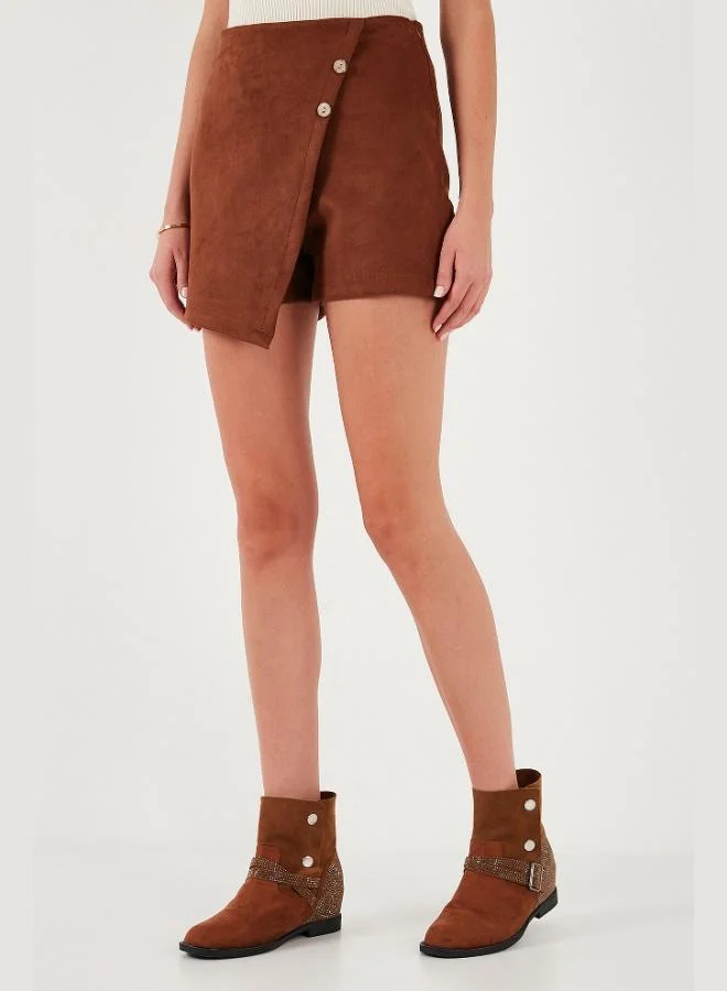 ليلا ليلى تنورة شورت شتوية غير متماثلة من جلد السكوبا بأزرار مفصلة بقصة ضيقة للنساء