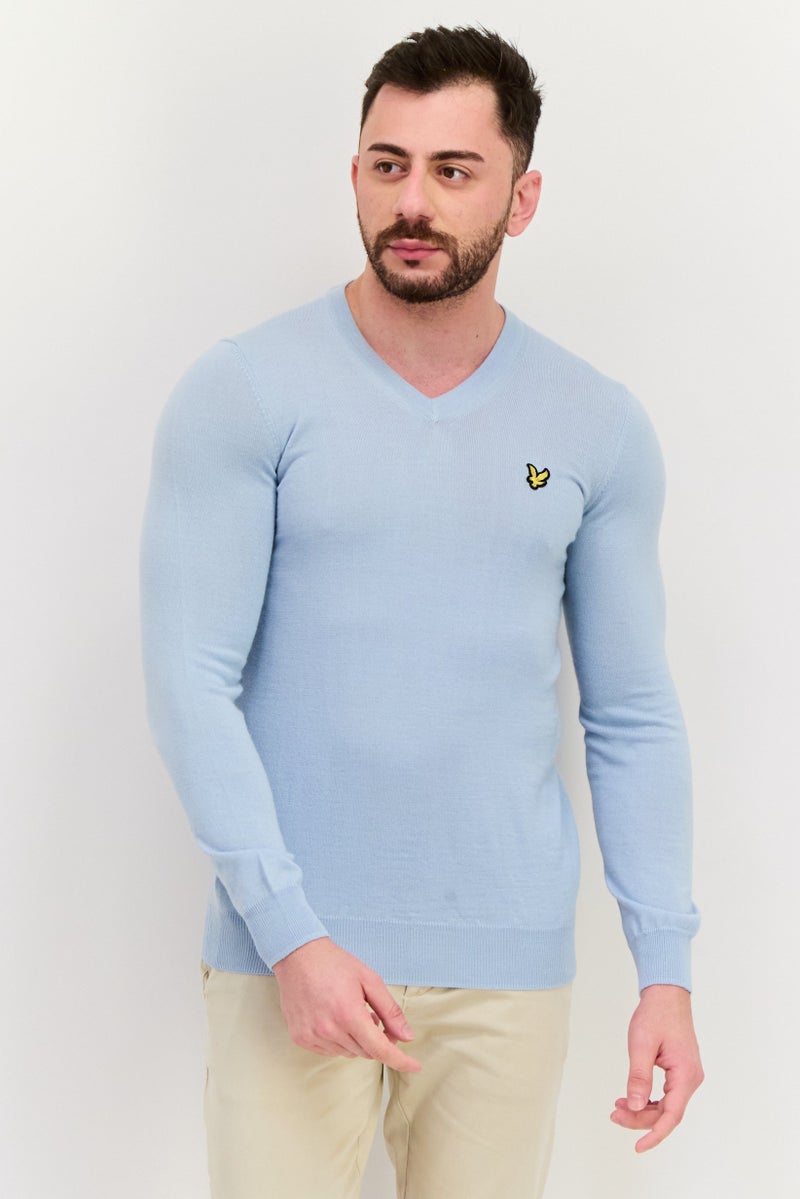 Lyle & Scott سويت شيرت طويل الأكمام للرجال بياقة على شكل V مع شعار مطرز، أزرق مريمي - Image 1