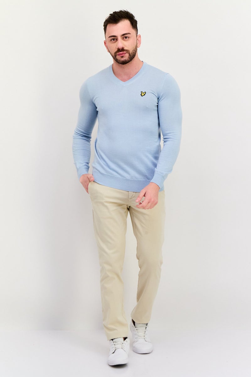 Lyle & Scott سويت شيرت طويل الأكمام للرجال بياقة على شكل V مع شعار مطرز، أزرق مريمي - Image 4