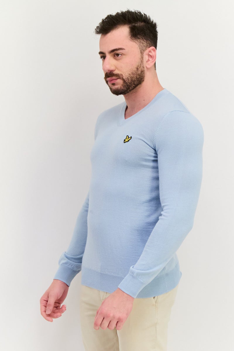 Lyle & Scott سويت شيرت طويل الأكمام للرجال بياقة على شكل V مع شعار مطرز، أزرق مريمي - Image 2