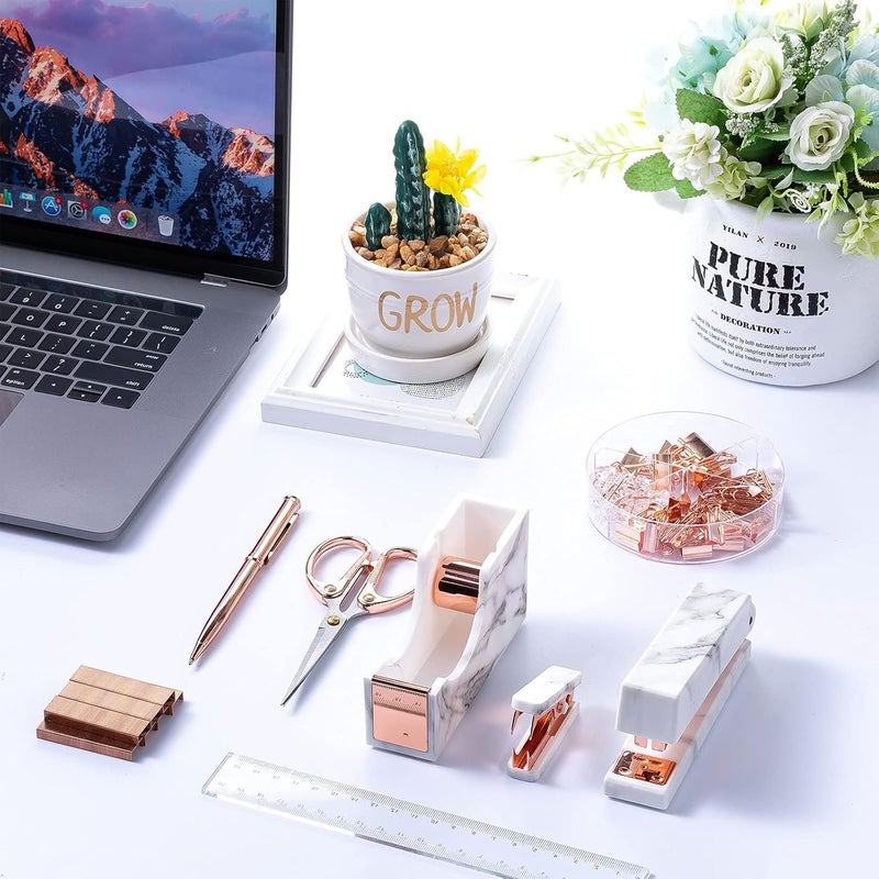 كلاراكو مجموعة ملحقات المكتب، مجموعة لوازم مكتبية، دباسة رخامية، موزع شريط لاصق، مزيل دبابيس، دبابيس، قلم حبر جاف، مشابك ورق، مقص، مسطرة شفافة، منظم مكتبي لموظفي المكاتب والطلاب (ذهبي وردي) - Image 5