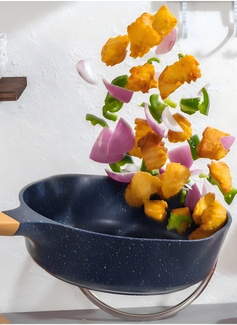طقم مقلاة غير لاصقة باللون الأزرق النجمي (يتضمن مقبضًا خشبيًا وغطاء زجاجيًا) مناسب للمواقد الشائعة مثل مواقد AAS، لتلبية احتياجات الطهي للعائلات المختلفة