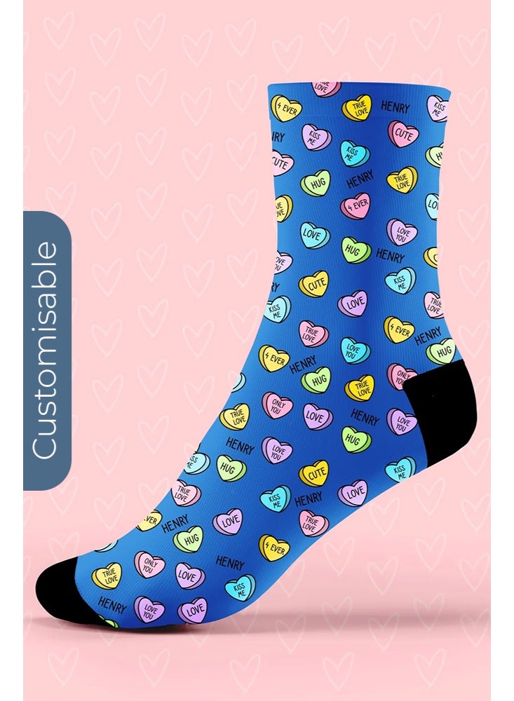 شير ذا لوف  جوارب زرقاء مخصصة باسمك – تصميم الحب والعناق والقلوب - Image 1