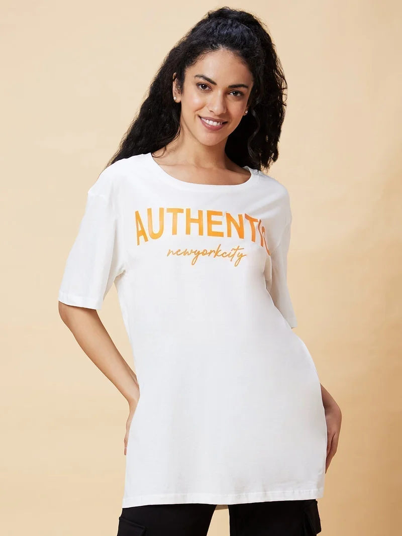 جلو باص تيشيرت قطن أبيض مطبوع بتصميم كبير للنساء