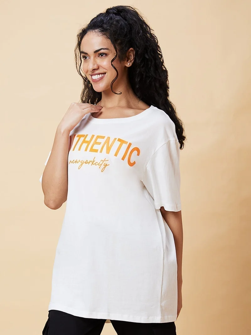 جلو باص تيشيرت قطن أبيض مطبوع بتصميم كبير للنساء