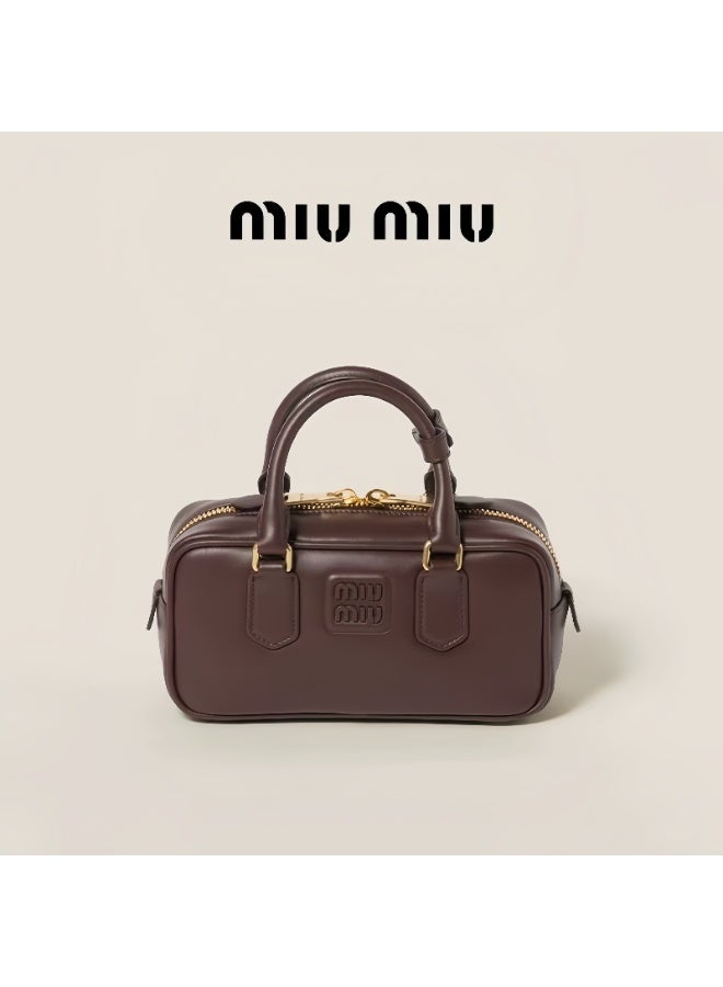 حقيبة MiuMiu النسائية أركادي الصغيرة من الجلد بحمالة علوية وحمالة كروس بودي لون قهوة ... - Image 1