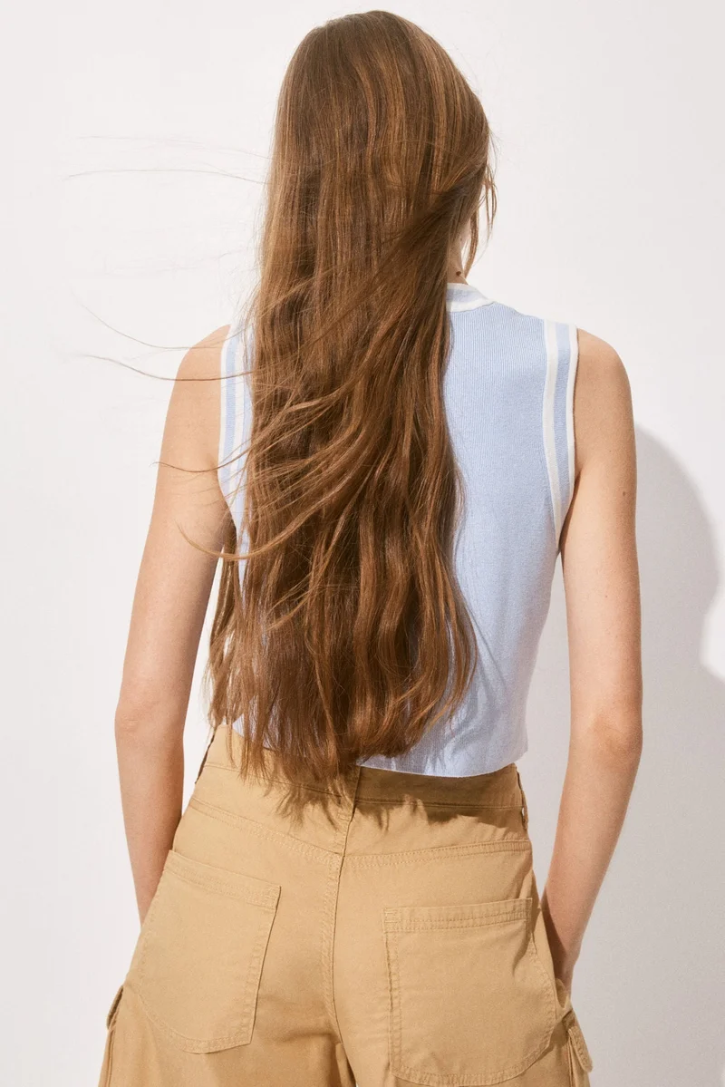 اتش اند ام فيست بتصميم كنزة بأزرار أمامية