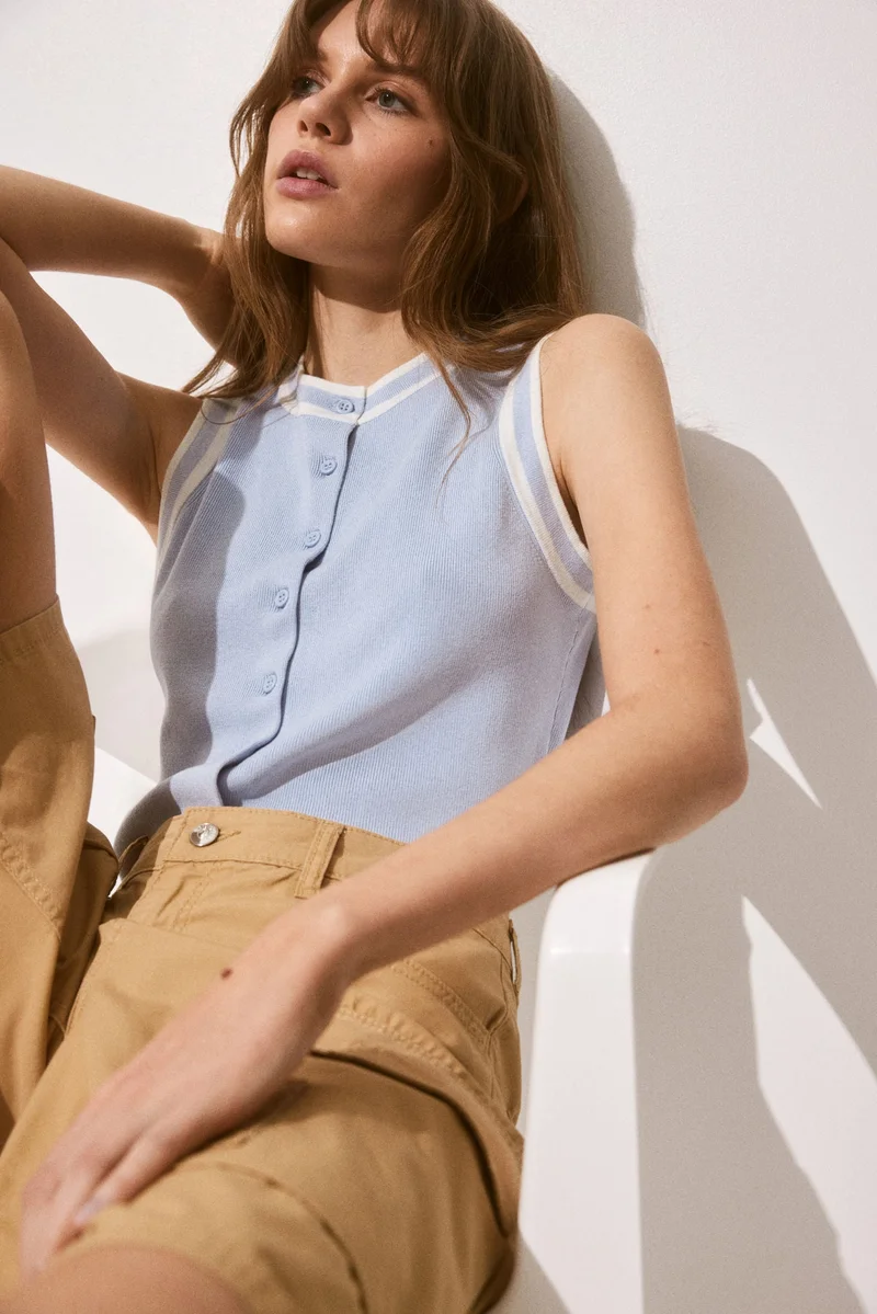 اتش اند ام فيست بتصميم كنزة بأزرار أمامية