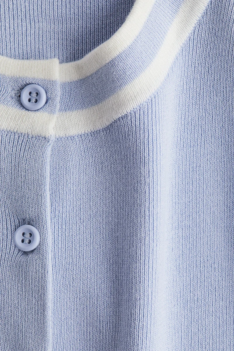 اتش اند ام فيست بتصميم كنزة بأزرار أمامية