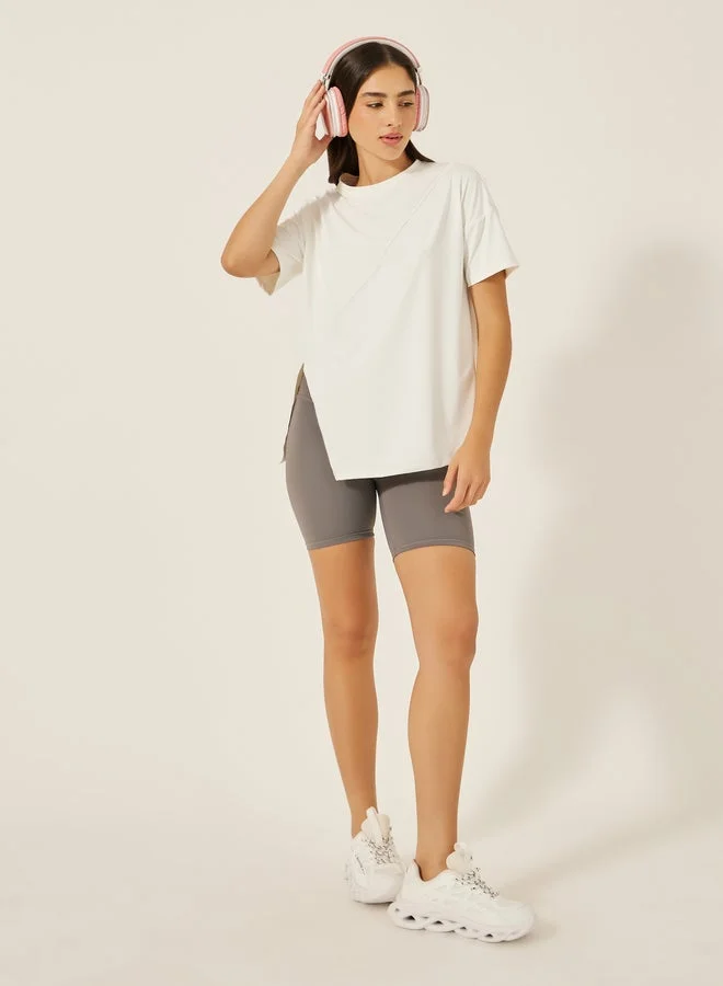 ستايلي اكتيف بلوزة قصيرة بأكمام قصيرة وفتحة جانبية سادة