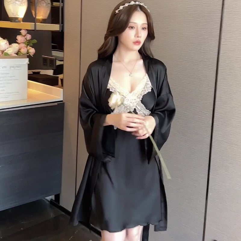 طقم نوم نسائي من الساتان والدانتيل مع رداء - Image 1