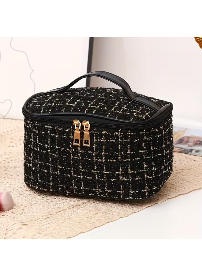 شي إن شنطة مكياج و سفر نسائية أنيقة لون أسود   - منظم مستحضرات تجميل للسفر بسعة كبيرة ومقبض علوي - (22×14×14 سم) - Image 1