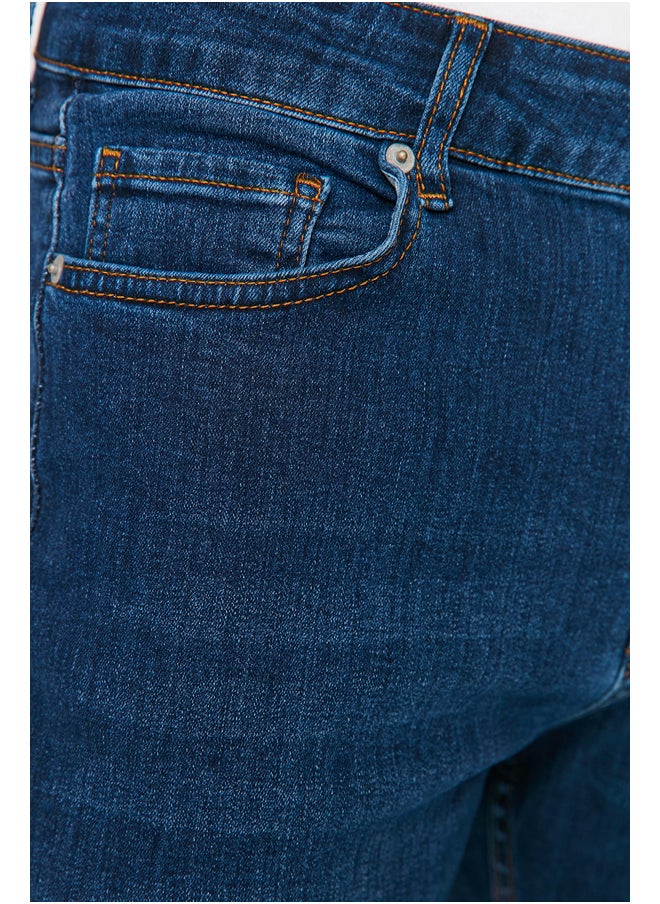 trendyol بنطلون جينز بقصّة عادية من قماش مطاط نيلي TMNAW23JE00036  - Image 4