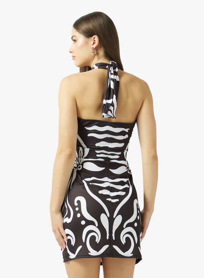 جينجر فستان بياقة هالتر وطبعة تجريدية