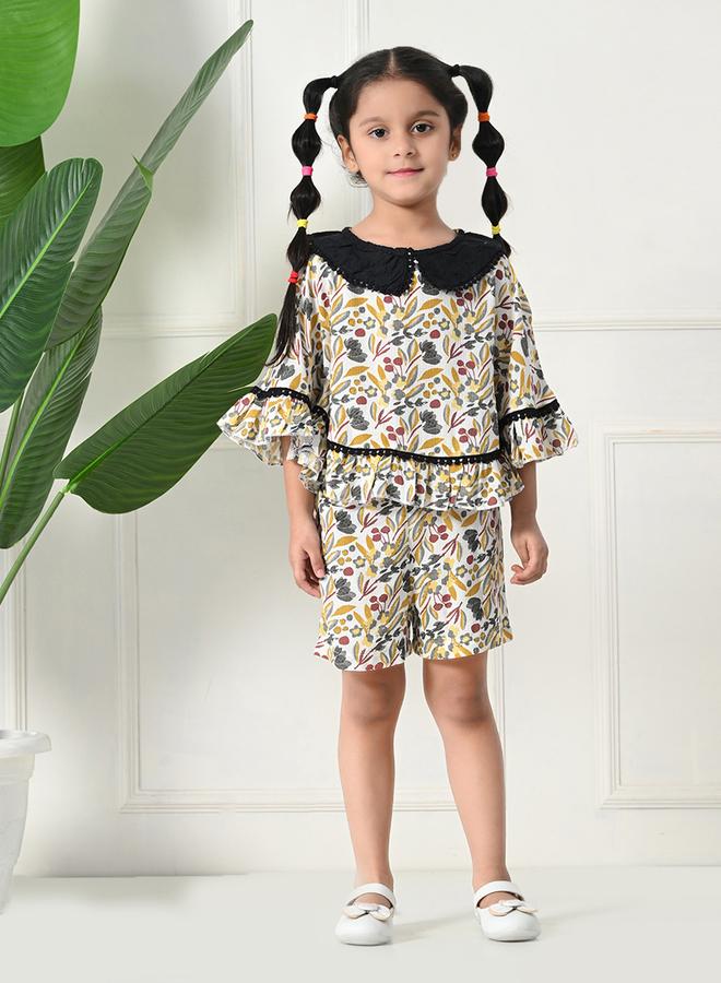 بيلا مودا طقم بلوزة وشورت بطبعات بيلا مودا بياقة مستديرة وحافة مكشكشة - Image 1