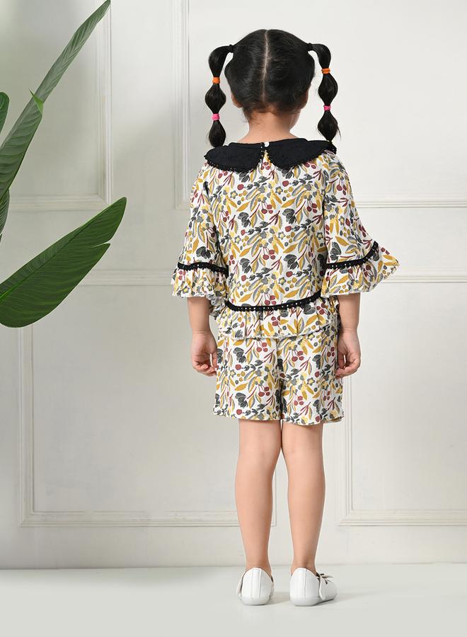 بيلا مودا طقم بلوزة وشورت بطبعات بيلا مودا بياقة مستديرة وحافة مكشكشة - Image 2