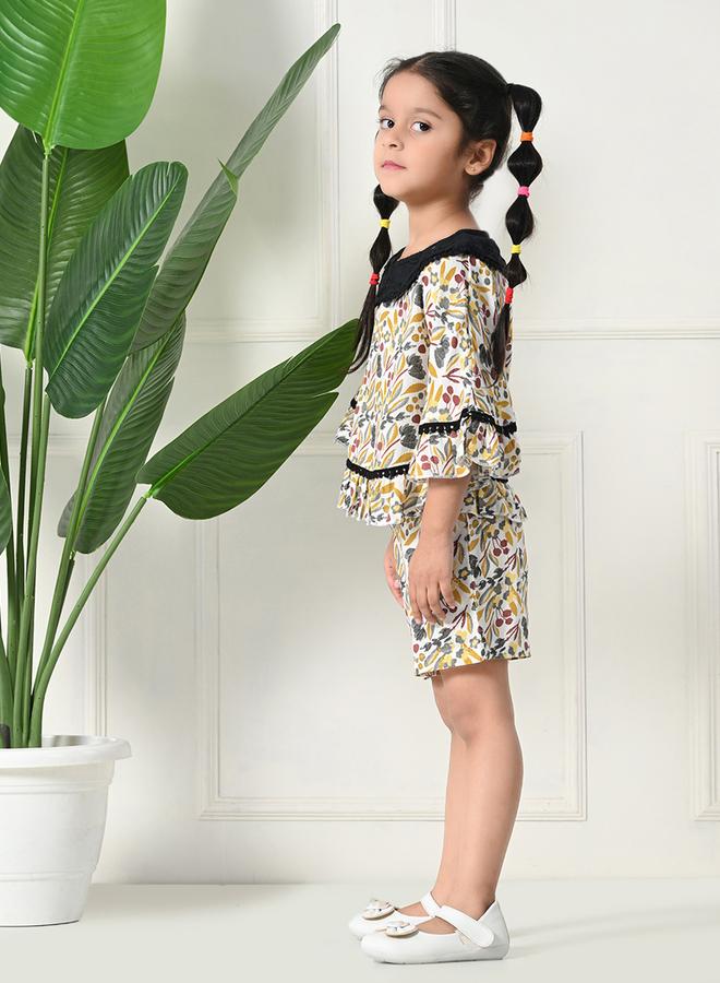 بيلا مودا طقم بلوزة وشورت بطبعات بيلا مودا بياقة مستديرة وحافة مكشكشة - Image 4