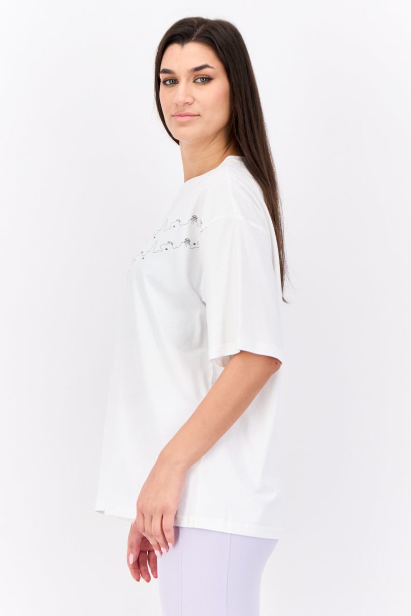 STEVE MADDEN تي شيرت نسائي بأكمام قصيرة وياقة دائرية بطباعة جرافيك، أبيض - Image 3