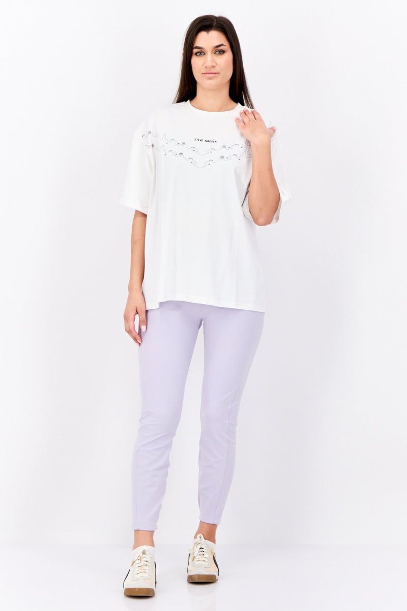 STEVE MADDEN تي شيرت نسائي بأكمام قصيرة وياقة دائرية بطباعة جرافيك، أبيض - Image 4