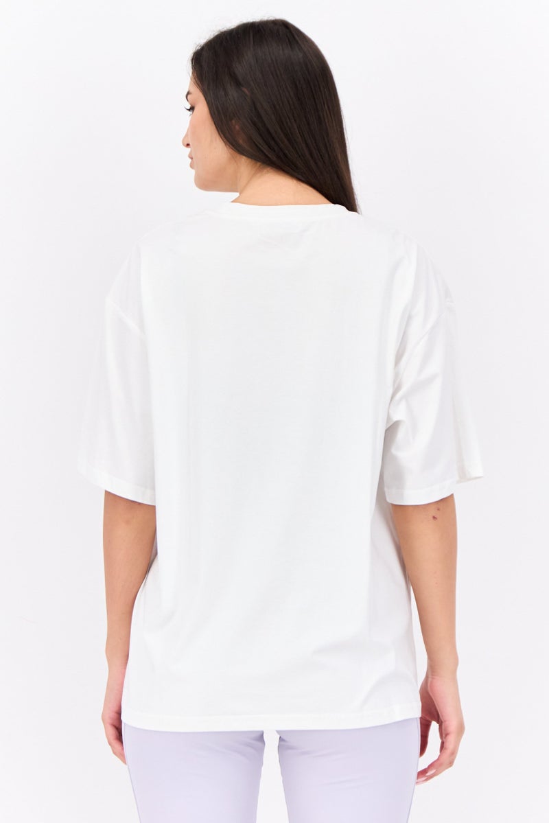 STEVE MADDEN تي شيرت نسائي بأكمام قصيرة وياقة دائرية بطباعة جرافيك، أبيض - Image 2