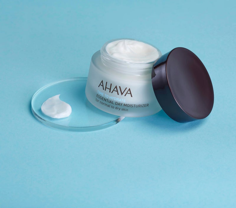 AHAVA مجموعة هدايا AHAVA من الطين، تشمل مرطب النهار الأساسي 50 مل، قناع الطين المنقي 100 مل، وكريم اليدين المعدني 40 مل - Image 4