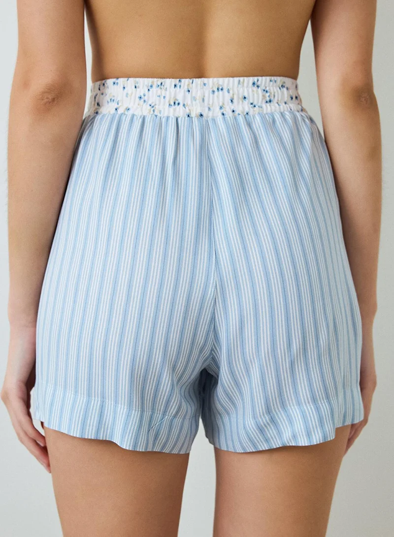 بنتي شورت بيجاما مخطط باللون الأزرق الفاتح