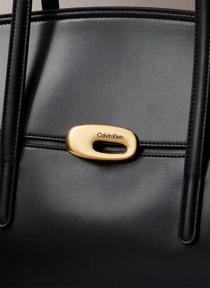 كالفن كلاين حقيبة يد كاجوال بحمالة علوية وإبزيم - Image 3