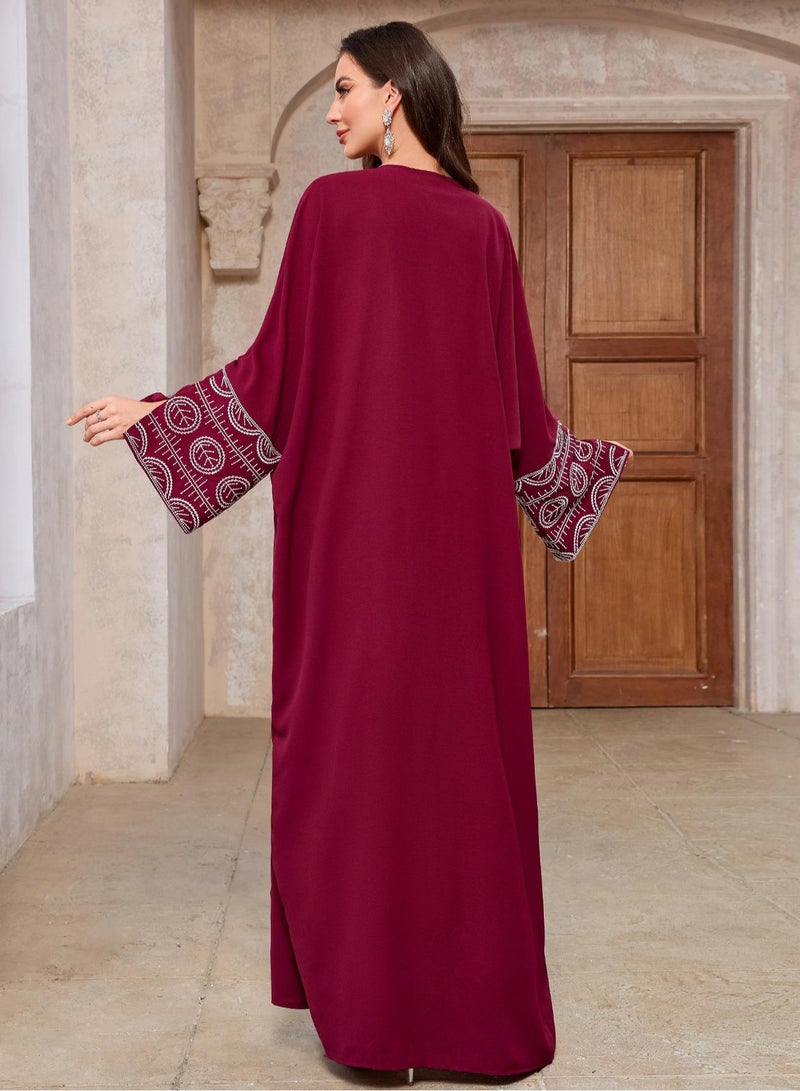 Saraia عباءة بورغندي أنيقة بأكمام مطرزة باللون الأبيض - Image 2