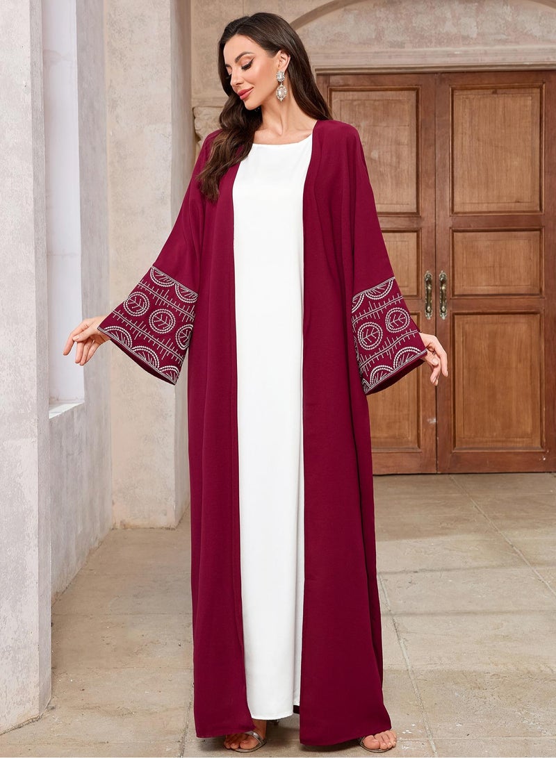 Saraia عباءة بورغندي أنيقة بأكمام مطرزة باللون الأبيض - Image 3