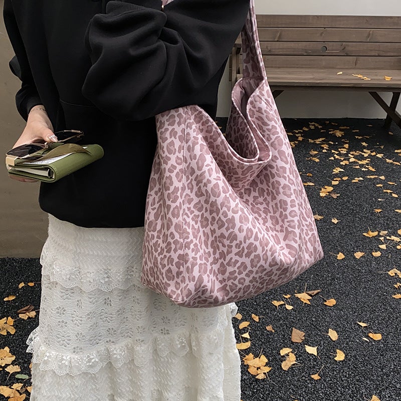 حقيبة كتف نسائية كبيرة الحجم بطبعات النمر من النايلون - Image 2