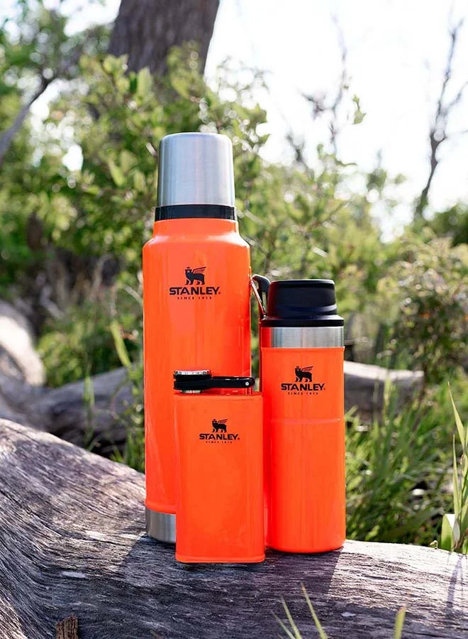 ستانلي Stanley Classic Legendary Bottle 1L / 1.1QT Blaze Orange â€“ BPA FREE Stainless Steel Thermos | Keeps Cold or Hot for 24 Hours | Leakproof Lid Doubles as Cup | Dishwasher Safe | Lifetime Warranty
