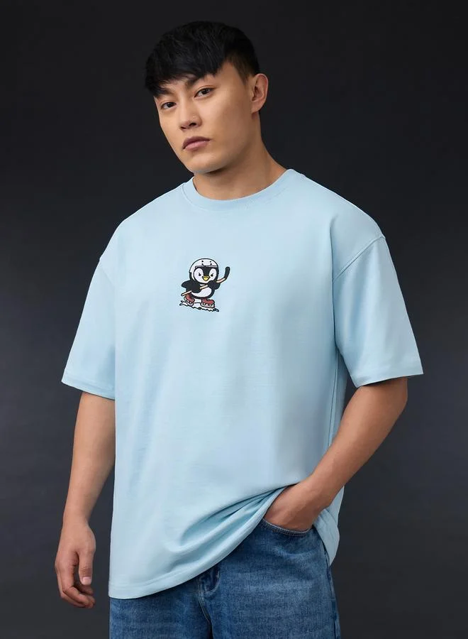 ذا سوليد ستور تيشيرت واسع بتفاصيل مُطرّزة