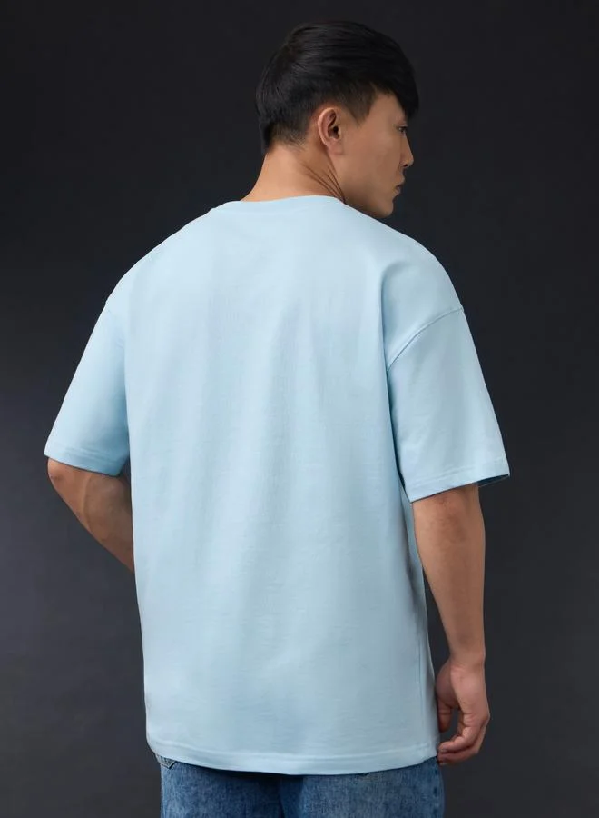 ذا سوليد ستور تيشيرت واسع بتفاصيل مُطرّزة