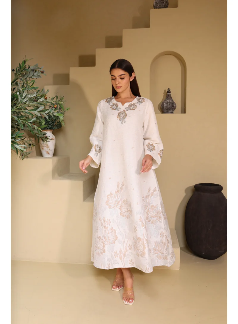 اكسا جلابية كلاسيكية مزينة بالكريستال الزهري