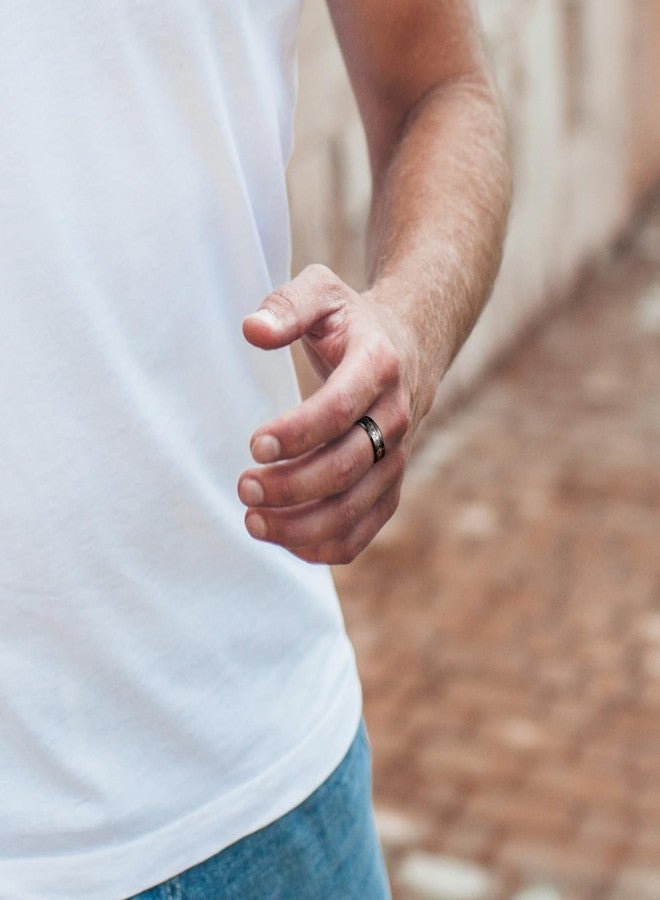 King Will خواتم كينغ ويل للرجال باللون الأسود 8 مم حافة مائلة مصقولة من التنجستن مطلية بالذهب مع إدخال ثلاثي الخطوط المنسوجة لخاتم الزفاف مريح، مقاس 13 - Image 5