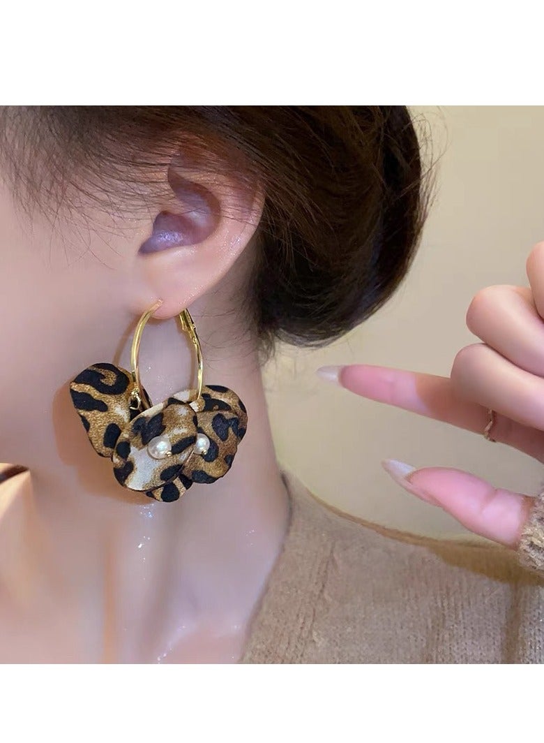 أقراط لؤلؤية مطبوعة على شكل زهرة الفهد من شبكة الخريف على طراز مايارد أقراط حلوة ومتعددة الاستخدامات أقراط موضة جديدة - Image 2