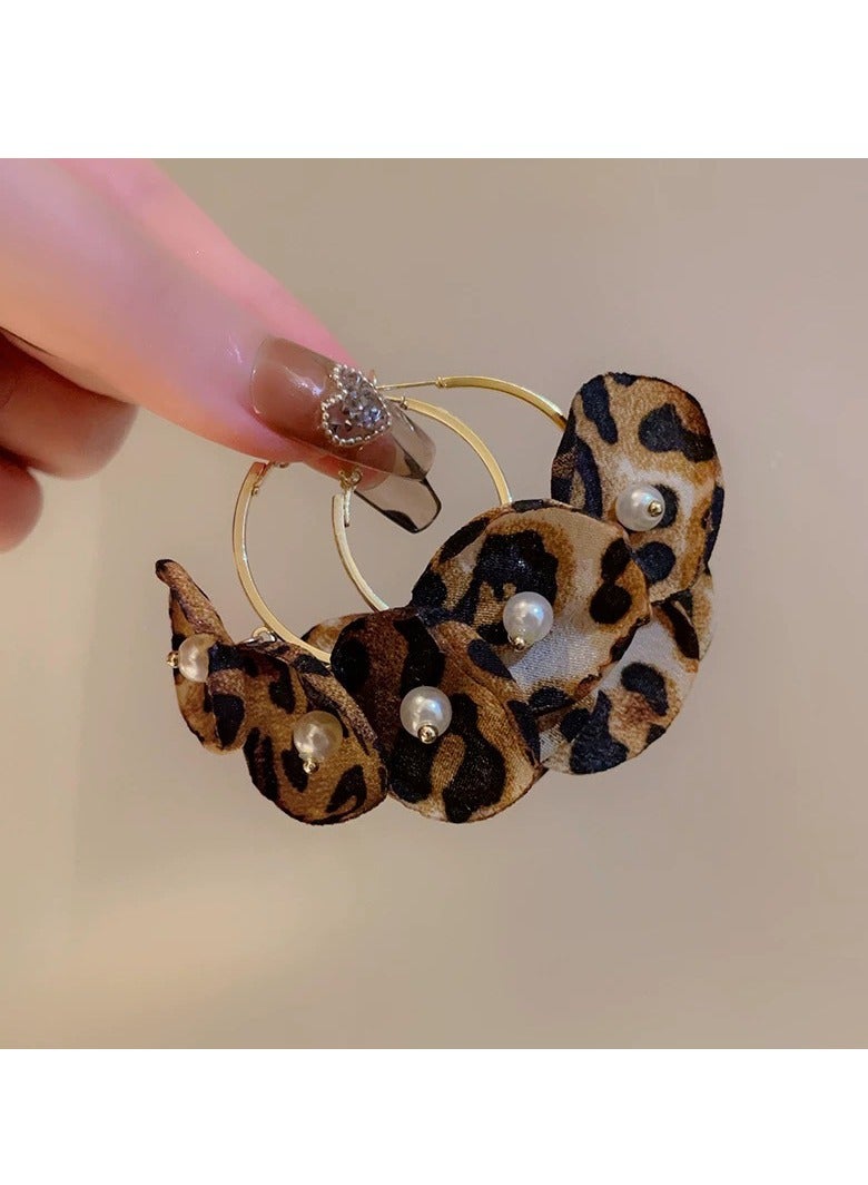 أقراط لؤلؤية مطبوعة على شكل زهرة الفهد من شبكة الخريف على طراز مايارد أقراط حلوة ومتعددة الاستخدامات أقراط موضة جديدة - Image 3