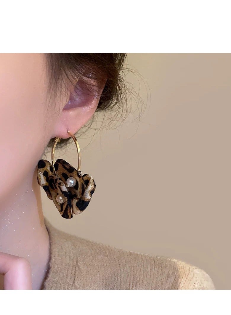 أقراط لؤلؤية مطبوعة على شكل زهرة الفهد من شبكة الخريف على طراز مايارد أقراط حلوة ومتعددة الاستخدامات أقراط موضة جديدة - Image 4