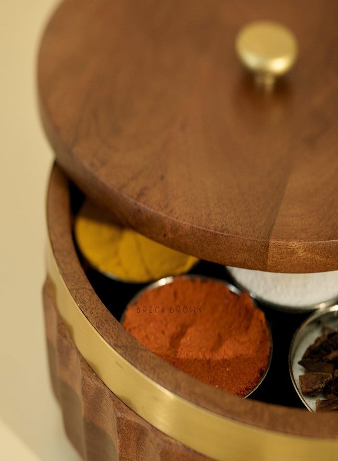 بريك براون علبة توابل خشبية من خشب الزري بلون بني بريك براون® مع غطاء وشريط ذهبي | 7 حاويات فولاذية وملعقة خشبية | منظم توابل/علبة توابل | علبة تخزين توابل دائرية من الخشب الصلب للمطبخ 8.7 × 8.7 × 3.5 بوصة - Image 5