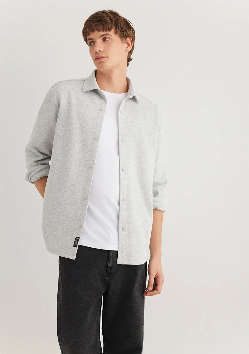 مافي قميص رمادي